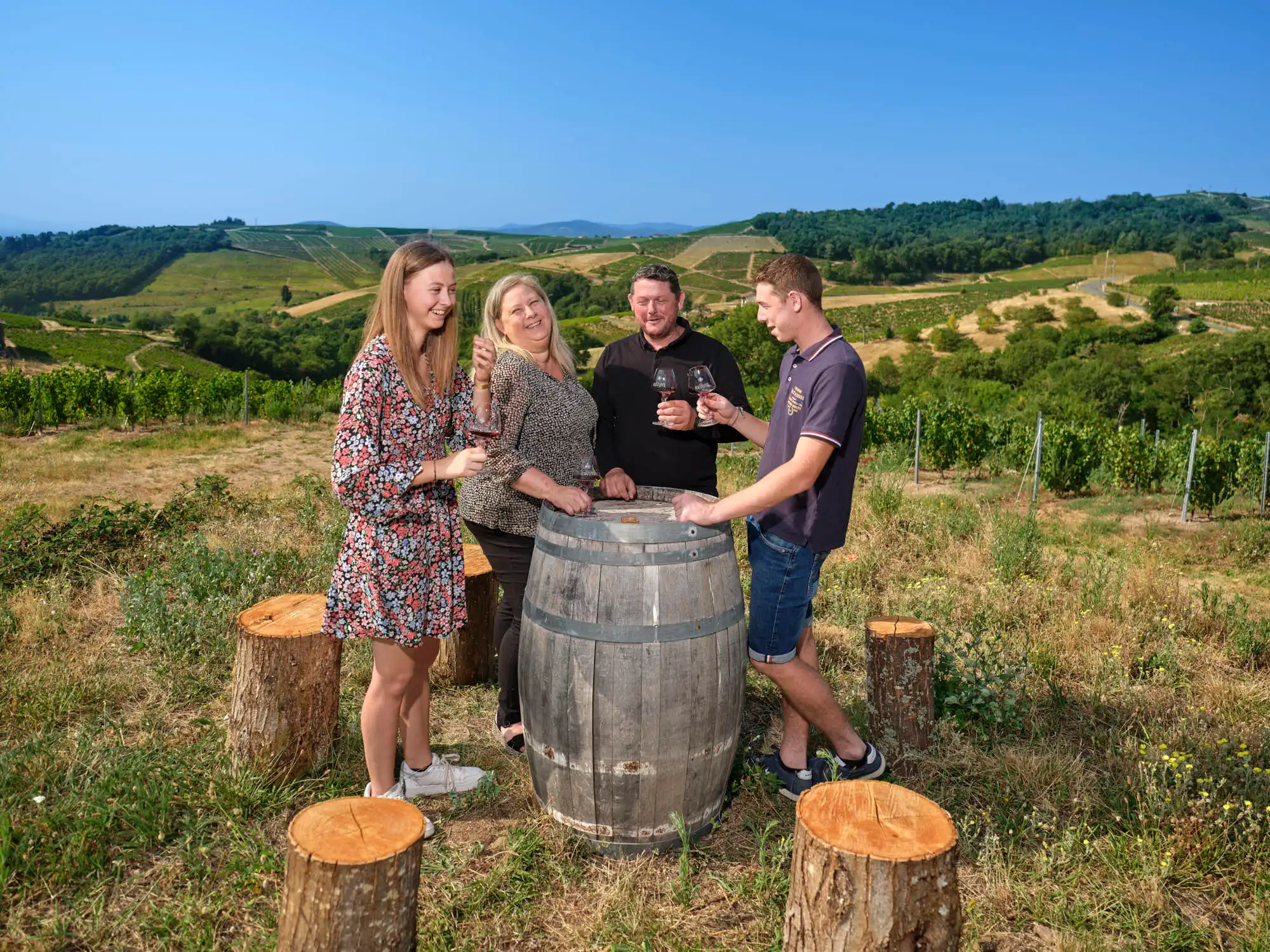 Famille Savoye partageant une dégustation dans le Beaujolais à Chiroubles