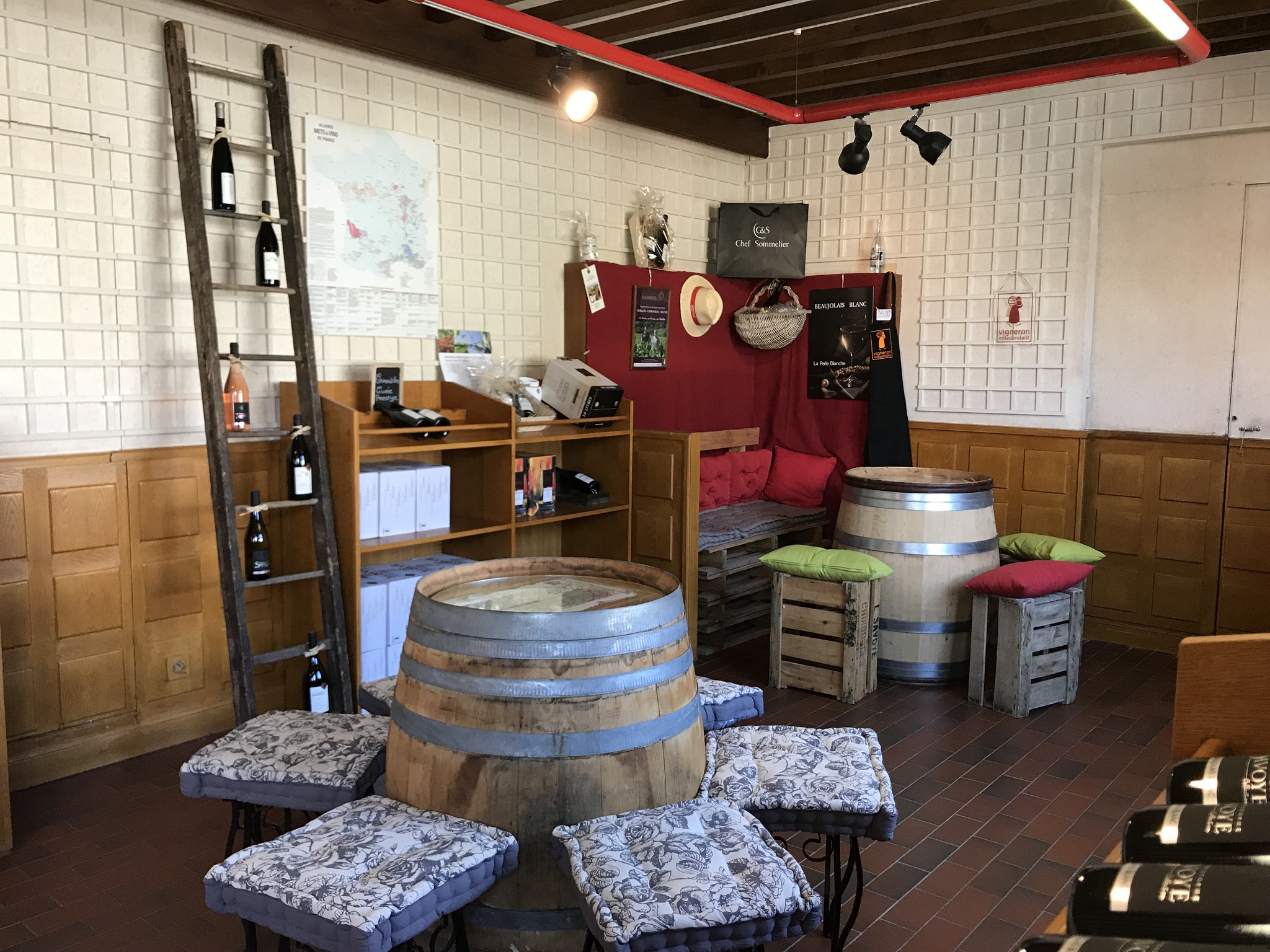 Caveau du Domaine Christophe Savoye avec dégustation et vente de vins