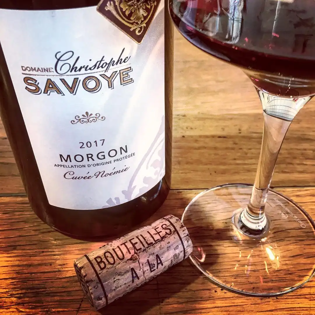 Bouteille et verre de vin Morgon cuvée Noémie domaine Savoye