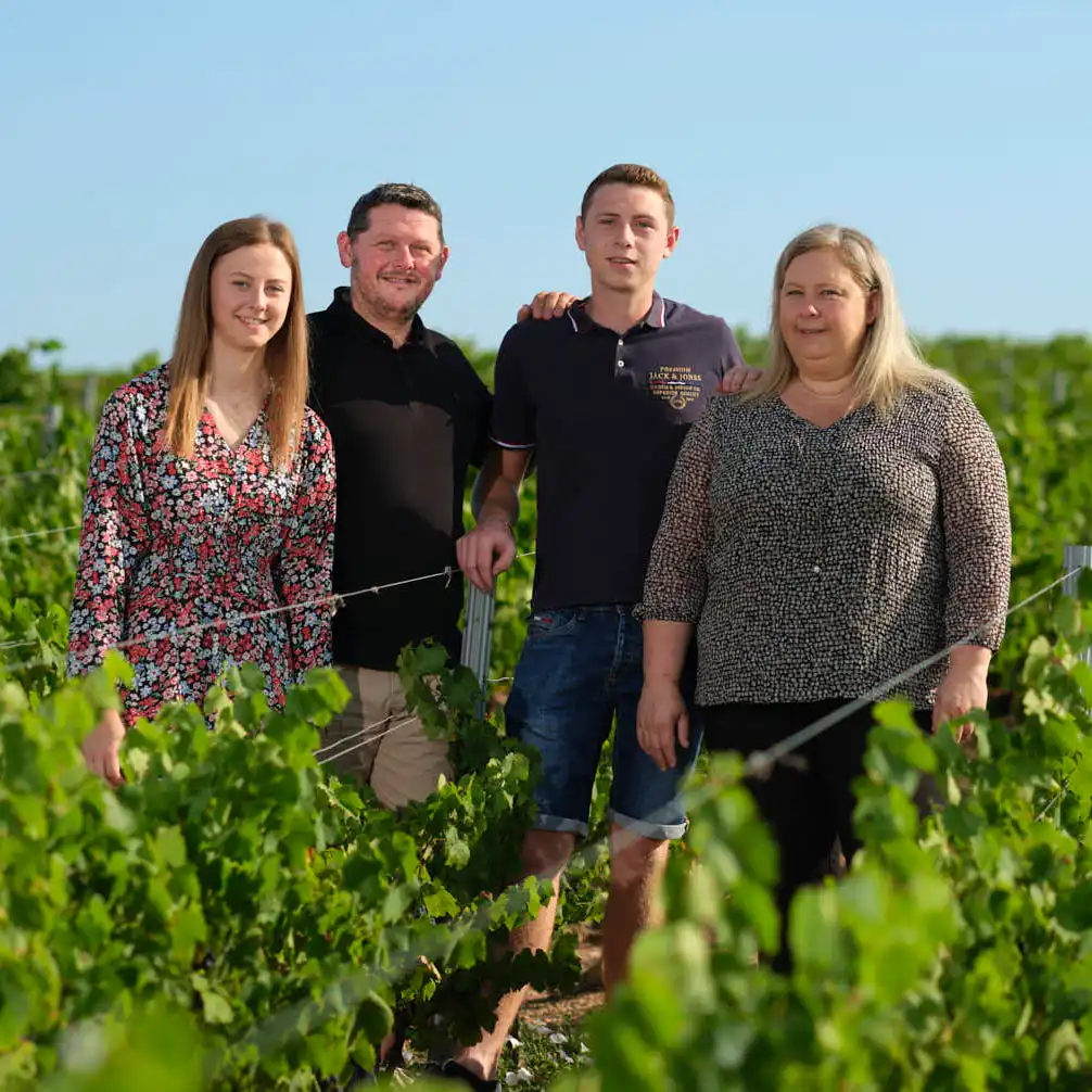 Noémie, Christophe, Loïc et Sophie Savoye dans les vigne