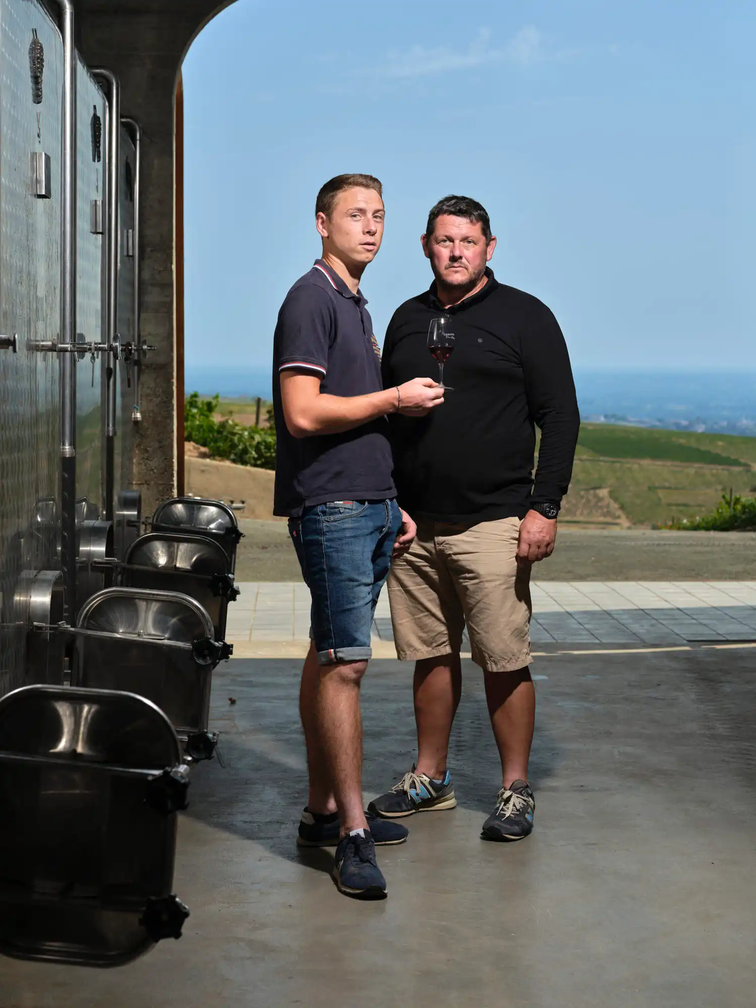 Loïc et Christophe Savoye au cuvage