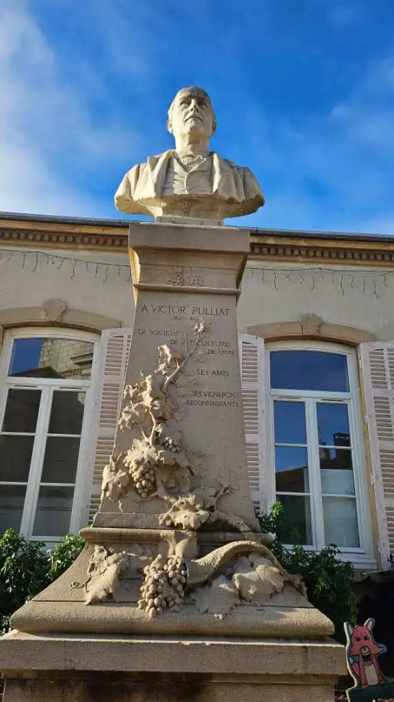 Monument Victor Pulliat sur la place de l’église à Chiroubles