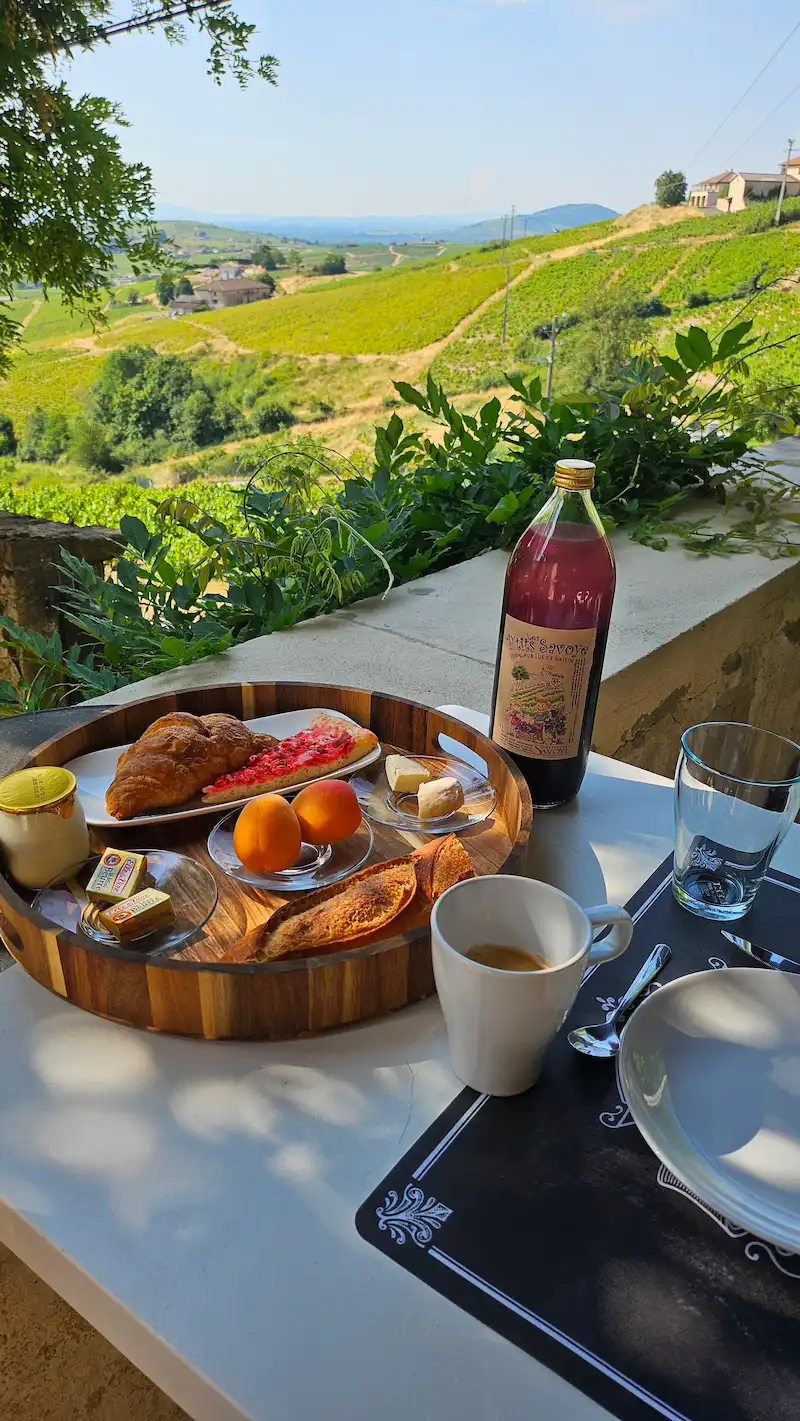 Petit-déjeuner au Panoramic DUO à Chiroubles