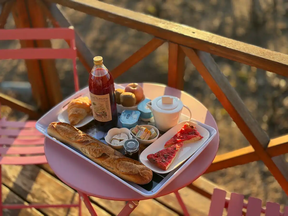 Petit déjeuner face aux vignes à la Roulotte de Chiroubles